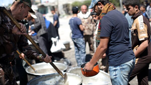 Residents receive food at a distribution point in Mosul, Iraq, April 10, 2017 - اسپوتنیک ایران  