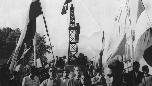واکنش ها به نشستن مصدق به جای نفت +عکس - اسپوتنیک ایران  