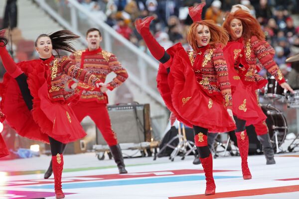 هنرمندان در حال اجرای برنامه در کنسرت « روسیه متحد می شود» در مسکو - اسپوتنیک ایران  