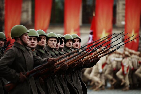 سربازان درحال رژه به مناسبت ۷۶ سالگی رژه نظامی ۱۹۴۱ در میدان سرخ، مسکو - اسپوتنیک ایران  