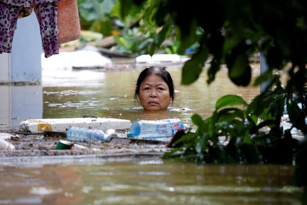 زنی در خیابان آب گرفته در شهر خویان ویتنام که در لیست یونسکو قرار دارد - اسپوتنیک ایران  
