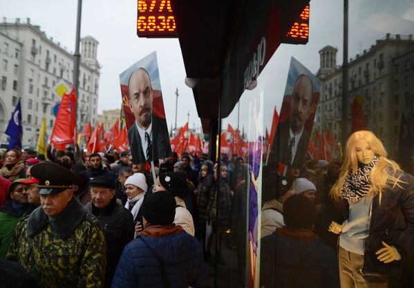 شرکت کنندگان مراسم حزب کمونیست به مناسبت ۱۰۰ سالگی انقلاب اکتبر - اسپوتنیک ایران  