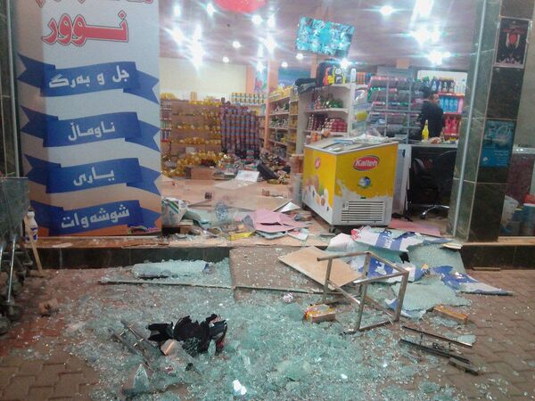 شکسته شدن شیشه مغازه هنگام زلزله در حلبجه عراق - اسپوتنیک ایران  