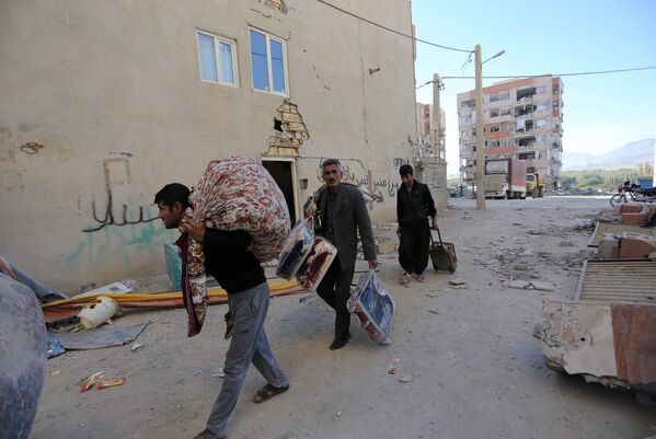 ساکنان ایران در حال حمل اثاثیه پس از زلزله در کرمانشاه - اسپوتنیک ایران  