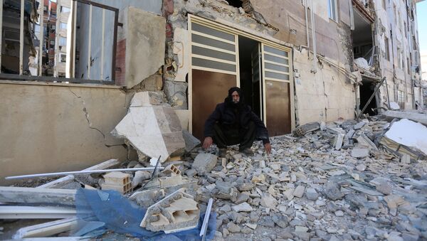 Мужчина у поврежденного дома после землетрясения в Иране - اسپوتنیک ایران  