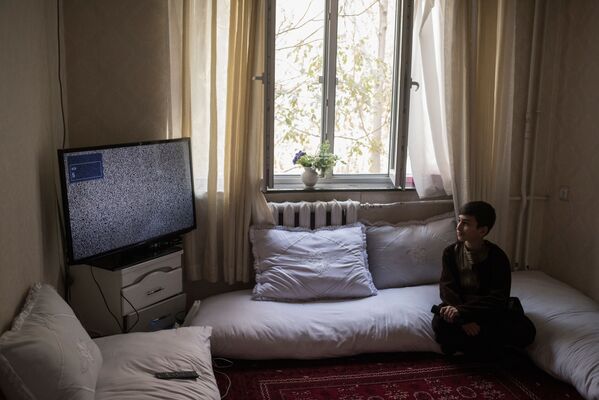 پسربچه در حال تماشای تلویزیون در کابل - اسپوتنیک ایران  