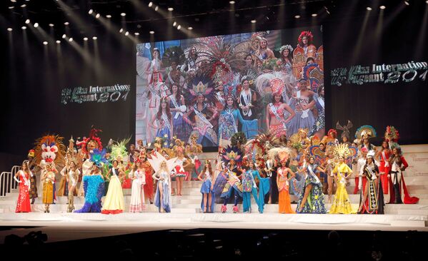 شرکت کنندگان مسابقه دوشیزه بین الملل ۲۰۱۷ در توکیو با لباس های ملی - اسپوتنیک ایران  