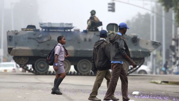 خودروهای زرهی و نظامیان در خیابان های شهر هراره - زیمبابوه - اسپوتنیک ایران  
