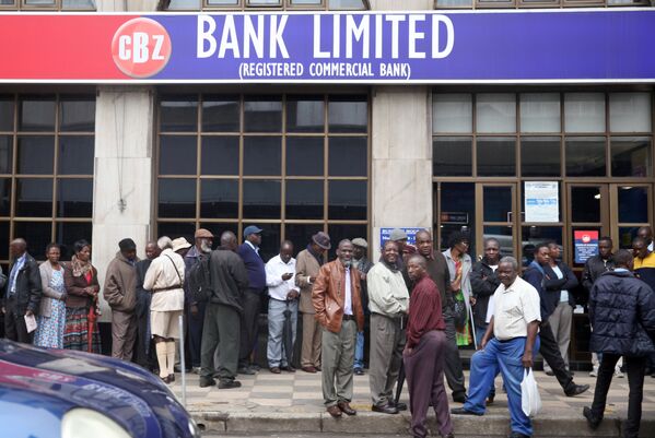 ارحام مردم در جلوی یک بانک در شهر هراره - زیمبابوه - اسپوتنیک ایران  