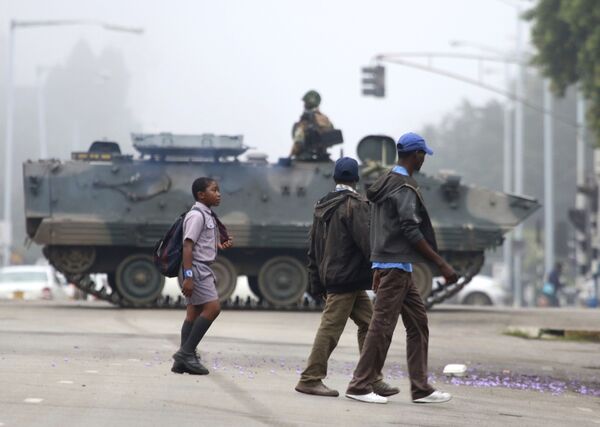 خودروهای نظامی و زرهی در خیابان های شهر هراره - زیمبابوه - اسپوتنیک ایران  