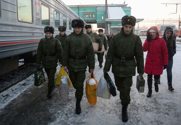 سربازان از منطقه نووسیبیرسک در ایستگاه راه آهن نووسیبیرسک قبل از اعزام برای خدمت در هنگ ریاست جمهوری - اسپوتنیک ایران  