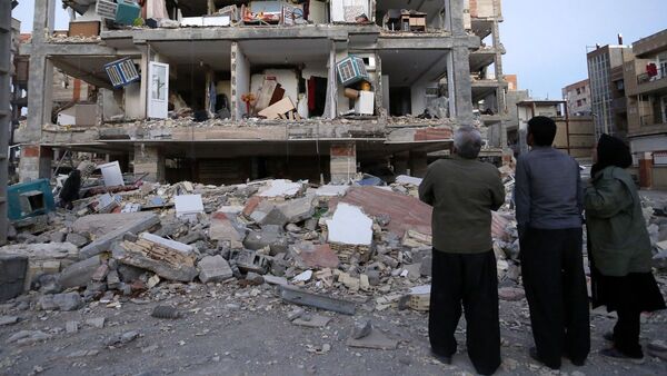 با اشاره به سازمان پزشکی قانونی ایران، تعداد تلفات ناشی از زلزله ویرانگر در غرب ایران در اواسط ماه نوامبر به 521 نفر رسید. - اسپوتنیک ایران  