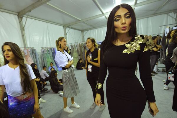 طراح لبنانیAiisha Ramadan و مدل در پشت صحنه نمایش هفته مد عربی در دوبی - اسپوتنیک ایران  