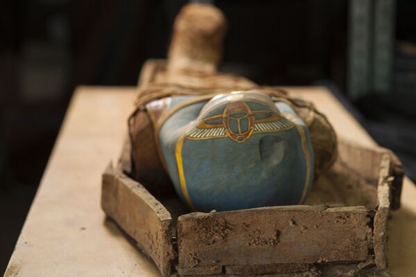مرکز تحقیقات مصر آکادمی علوم روسیه یک مومیایی با ماسک طلایی در فایوم کشف کرد - اسپوتنیک ایران  