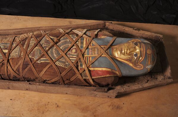 مومیایی با ماسک طلایی در یک تابوت چئبی در جریان تحقیقات باستان شناسی در دیر البانات واقع در فایوم مصر کشف شد - اسپوتنیک ایران  