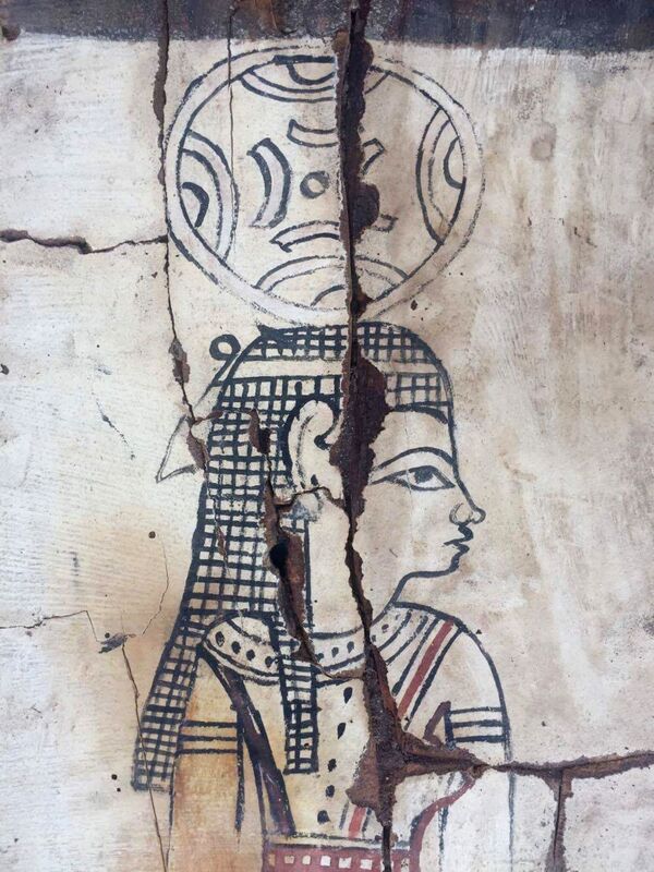 بخشی از تابوت چوبی نقاشی شده که مومیایی با ماسک طلایی در آن قرار داشت - اسپوتنیک ایران  