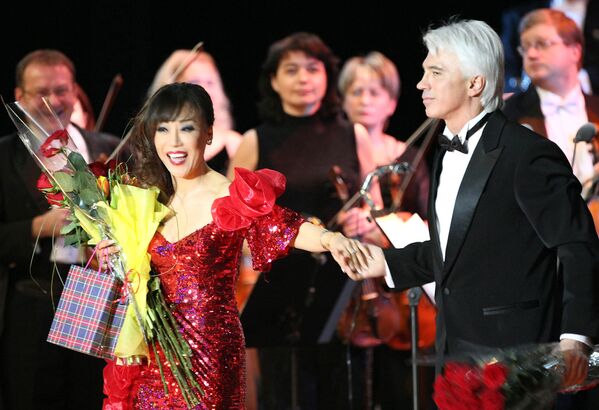 دمیتری خواراستوفسکی ، خواننده مشهور روسی به همراه سومی جو، خواننده سوپرانو کره ای در کنسرت مشترک در مسکو - اسپوتنیک ایران  