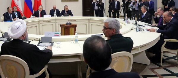 Президент Ирана Хасан Рухани, президент РФ Владимир Путин и президент Турции Реджеп Тайип Эрдоган во время встречи в Сочи Президент Ирана Хасан Рухани, президент РФ Владимир Путин и президент Турции Реджеп Тайип Эрдоган во время встречи в Сочи - اسپوتنیک ایران