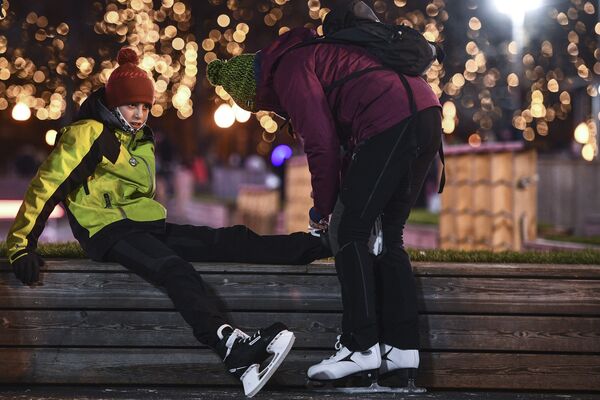 مهمانان در مراسم گشایش پیست جدید اسکیت روی یخ در پارک گورکی در مسکو - اسپوتنیک ایران  