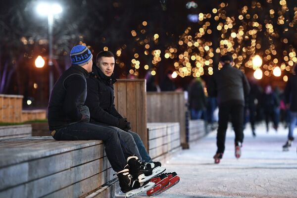 مهمانان در مراسم گشایش پیست جدید اسکیت روی یخ در پارک گورکی در مسکو - اسپوتنیک ایران  