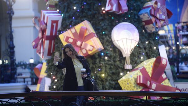 سلفی با درخت کریسمس در مرکز خرید گوم - مسکو - اسپوتنیک ایران  