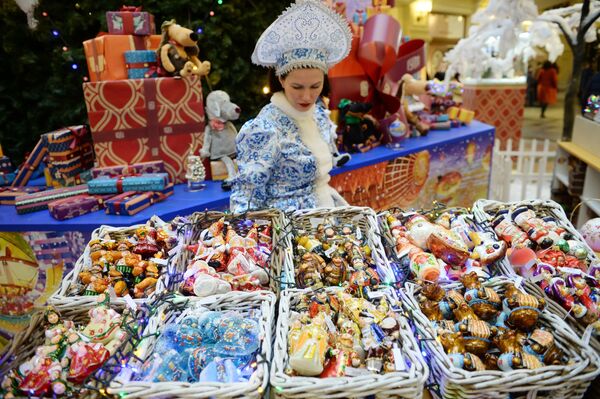 فروش وسلیل تزئینی سال نو در مرکز خرید گوم - مسکو - اسپوتنیک ایران  