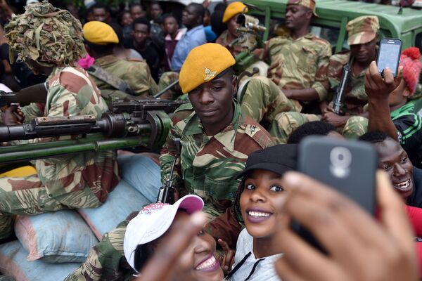 دختران در حال عکس گرفتن با سربازان زیمبابوه - اسپوتنیک ایران  