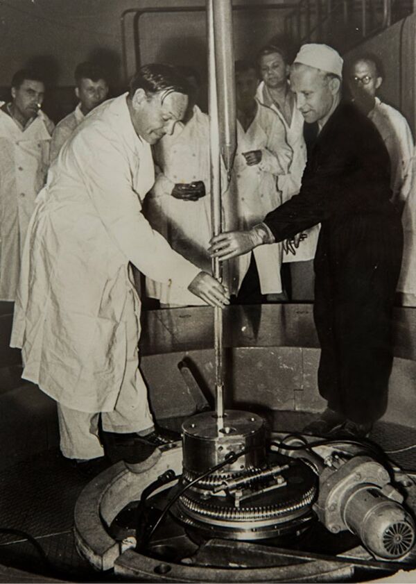 اولین پرتاب رآکتور هسته ای ای ار تی ۲۰۰۰ در دانشگاه ملی تحقیقات هسته ای مسکو، ۲۶ می سال ۱۹۶۷ - اسپوتنیک ایران  