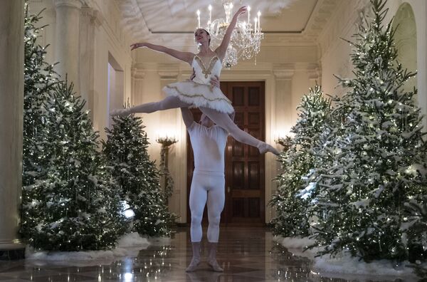 رقاصان باله در زمان اجرای  فندق شکن در کاخ سفید - اسپوتنیک ایران  
