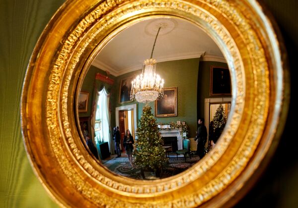 انعکاس اتاق سبز کاخ سفید با تزئینات کریسمس در آینه - اسپوتنیک ایران  