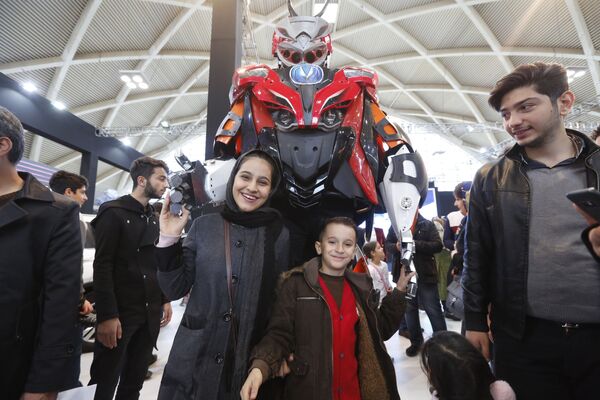 یک روبات در معرض دید بازدیدکنندگان نمایشگاه بین المللی خودرو تهران - اسپوتنیک ایران  
