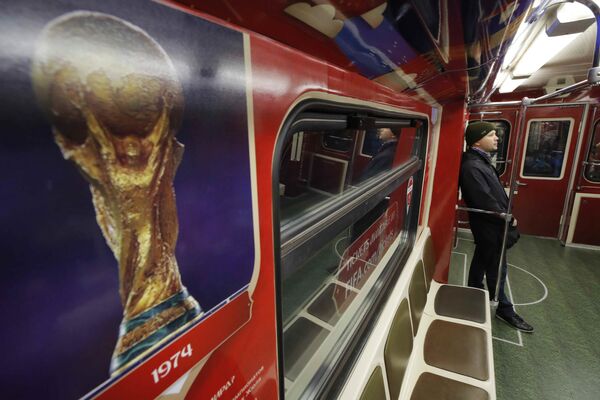 مسافری در قطار رسمی مسابقات جام جهانی فوتبال 2018 - اسپوتنیک ایران  