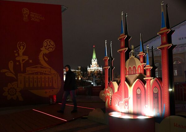 نصب نماد یازده شهر میزبان جام جهانی 2018 روسیه پیش از آغاز این رقابتها در شهر مسکو - اسپوتنیک ایران  