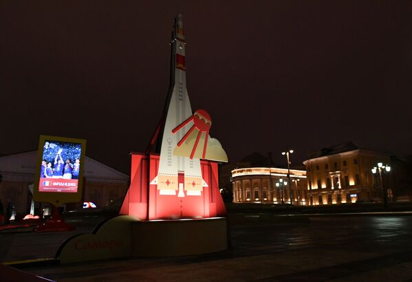 نصب نماد یازده شهر میزبان جام جهانی 2018 روسیه پیش از آغاز این رقابتها در شهر مسکو - اسپوتنیک ایران  