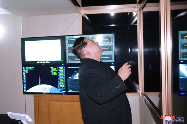 کیم جونگ اون، رهبر کره شمالی هنگام پرتاب موشک بالستیک  قاره پیمای هواسانگ 15 - اسپوتنیک ایران  