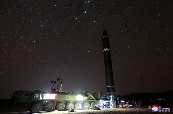 پخش خبر پرتاب موشک بالستیک  قاره پیمای کره شمالی در توکیو - اسپوتنیک ایران  