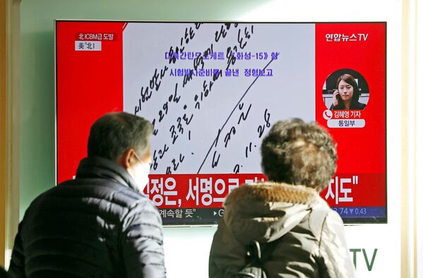 پخش خبر پرتاب موشک بالستیک  قاره پیمای کره شمالی در سئول - اسپوتنیک ایران  