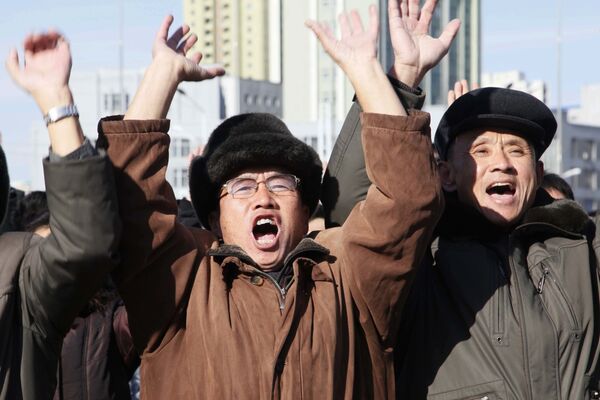 شهروندان کره شمالی به خاطر  پرتاب موشک بالستیک  قاره پیمای هواسانگ 15 ابراز احساسات می کنند - اسپوتنیک ایران  