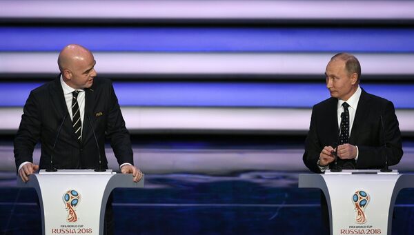 جیانی اینفانتینو رئیس فیفا و ولادیمیر پوتین رئیس جمهور روسیه در مراسم قرعه کشی جام جهانی 2018 روسیه در مسکو - اسپوتنیک ایران  