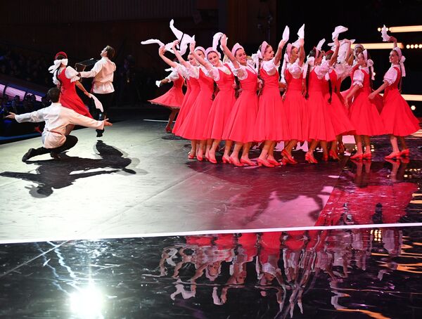 گروه رقص ایگور مویسیف در مراسم قرعه کشی جام جهانی 2018 روسیه - اسپوتنیک ایران  