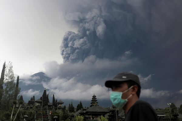فوران آتشفشان آگونگ در جزیره بالی در اندونزی - اسپوتنیک ایران  