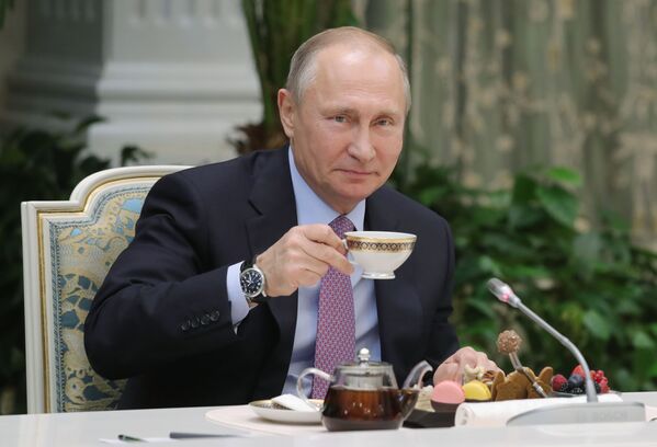 ولادیمیر پوتین رئیس جمهور روسیه به همراه برندگان مسابقه « خانواده سال» کل روسیه - اسپوتنیک ایران  