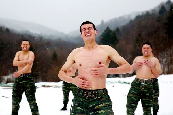 سربازان چینی در ۲۵ مین دوره ی تمرینات زمستانی در حوالی شهر چانچون خود را با برف می شویند - اسپوتنیک ایران  