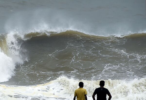 موج های بلند در ساحل کلومبو، سریلانکا - اسپوتنیک ایران  