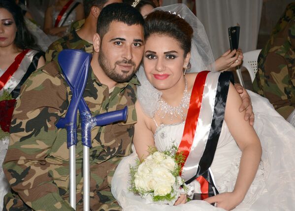 جانبازان جنگی سوری و همسرانشان در مراسم عروسی در شهر لاذقیه - اسپوتنیک ایران  