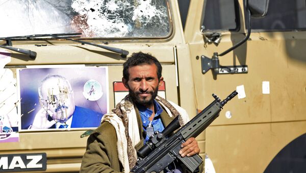 یکی از رزمندگان حوثی روبروی خانه علی عبدالله صالح، رئیس جمهور سابق یمن - اسپوتنیک ایران  