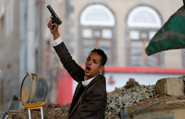 یکی از رزمندگان مسلح حوثی در صنعا پایتخت یمن - اسپوتنیک ایران  