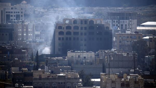 Дым за зданием вследствие столкновений между хуситами и сторонниками бывшего президента Йемена Али Абдаллы Салеха - اسپوتنیک ایران  