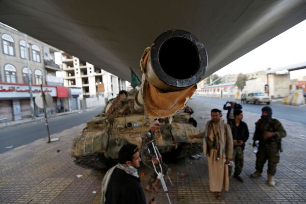 حوثی ها در کنار تانک در صنعا - اسپوتنیک ایران  