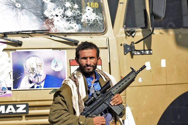 یکی از رزمندگان حوثی روبروی خانه علی عبدالله صالح، رئیس جمهور سابق یمن - اسپوتنیک ایران  